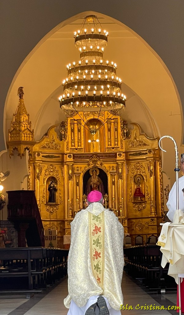 La solemne misa estacional de apertura del año jubilar da inicio en Isla Cristina a los actos del bicentenario de la Parroquia de los Dolores