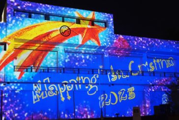 La fachada del Ayuntamiento de Isla Cristina se llena de luz y color para animar al consumo en el comercio local