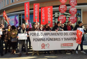 El personal de las empresas funerarias de la provincia de Huelva se concentran para exigir el desbloqueo del convenio