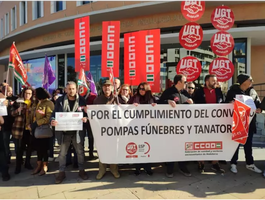 El personal de las empresas funerarias de la provincia de Huelva se concentran para exigir el desbloqueo del convenio