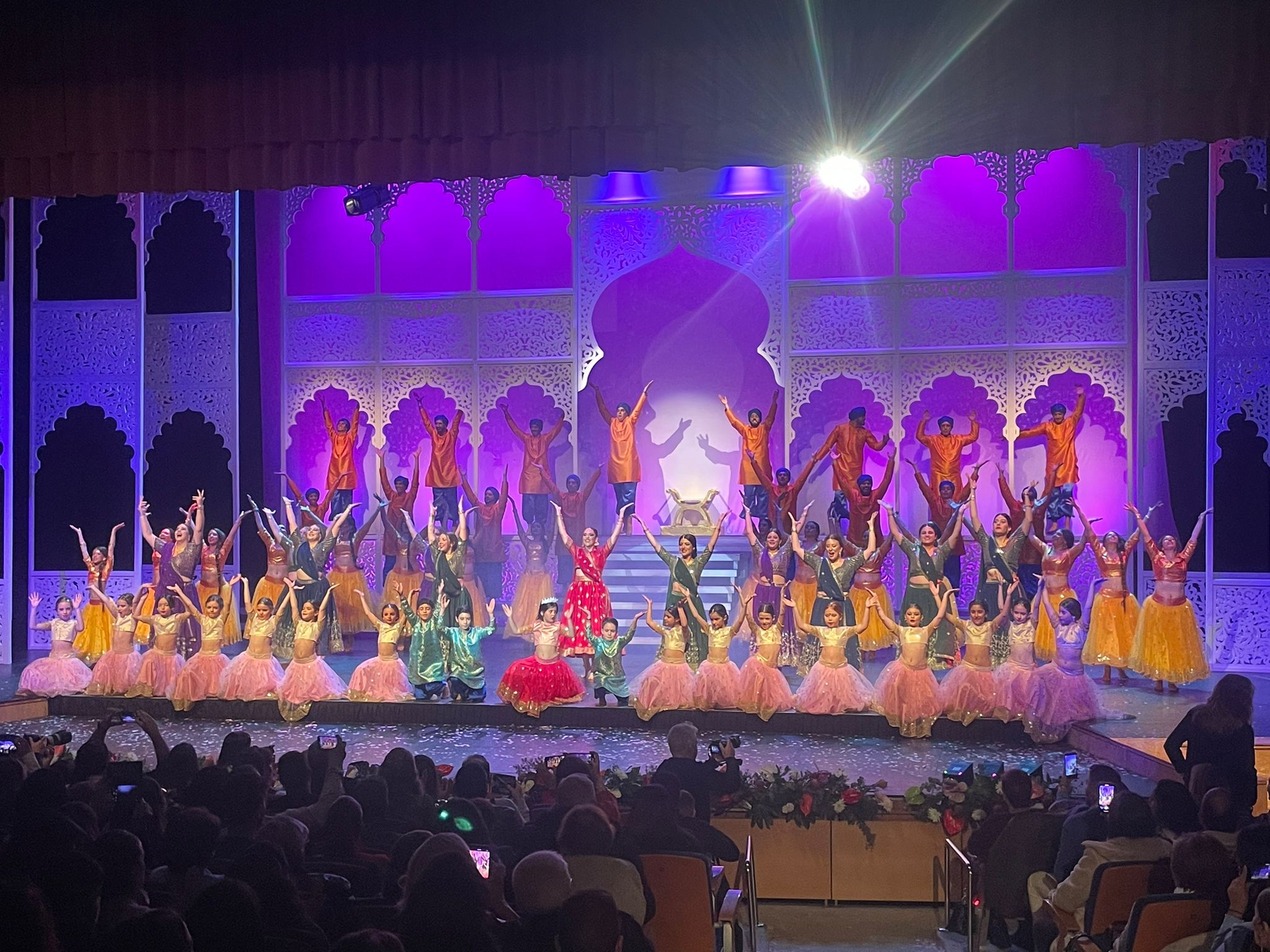 Espectacular SHOW en Isla Cristina protagonizado por las Reinas del Carnaval y sus Cortes de Honor dedicado a BOLLYWOOD