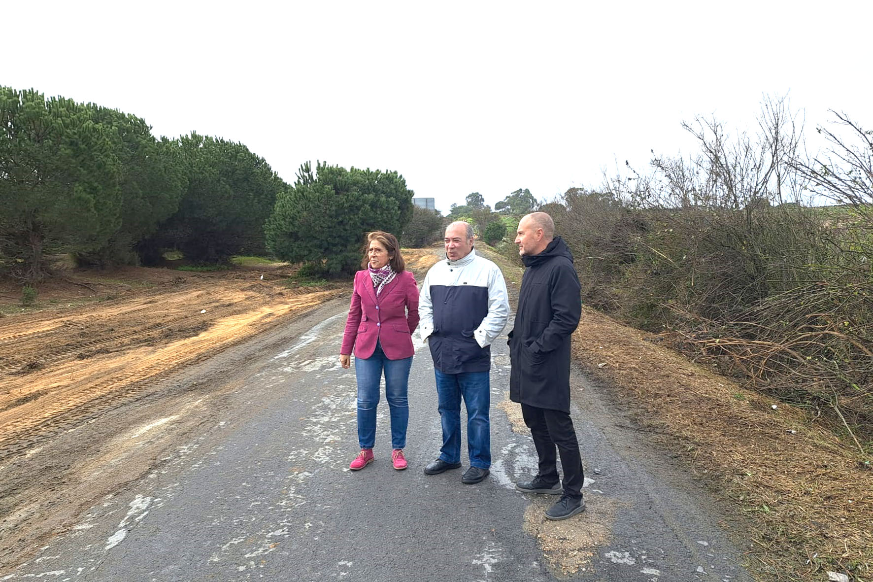 Autoridades de Islantilla visitan las obras de asfaltado del Camino Rural de las Palmeritas