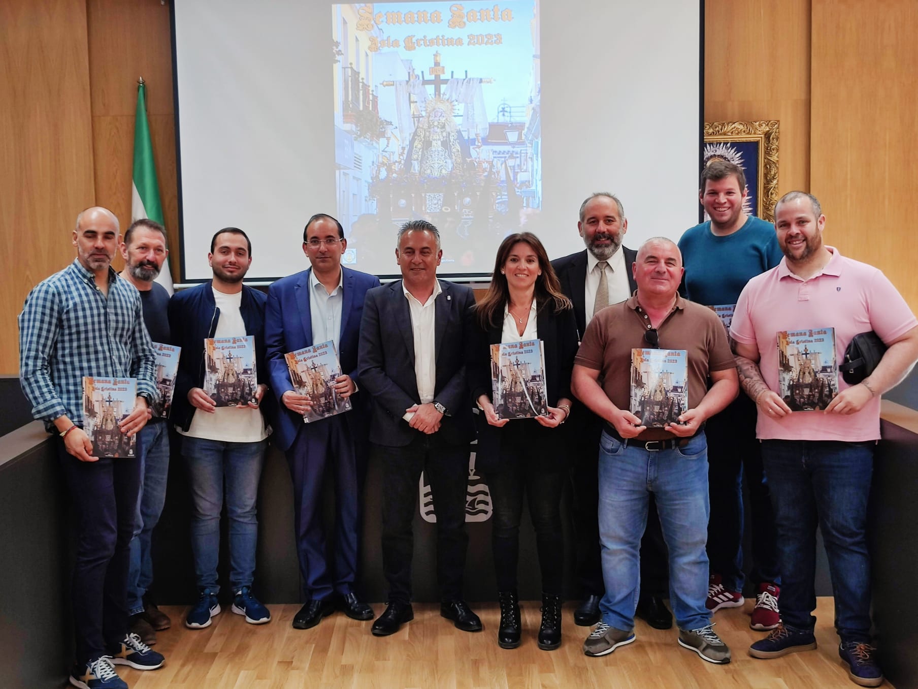 El Consejo de Hermandades y Cofradías de Isla Cristina y el Ayuntamiento han presentado la Revista oficial de la Semana Santa de este año 2023