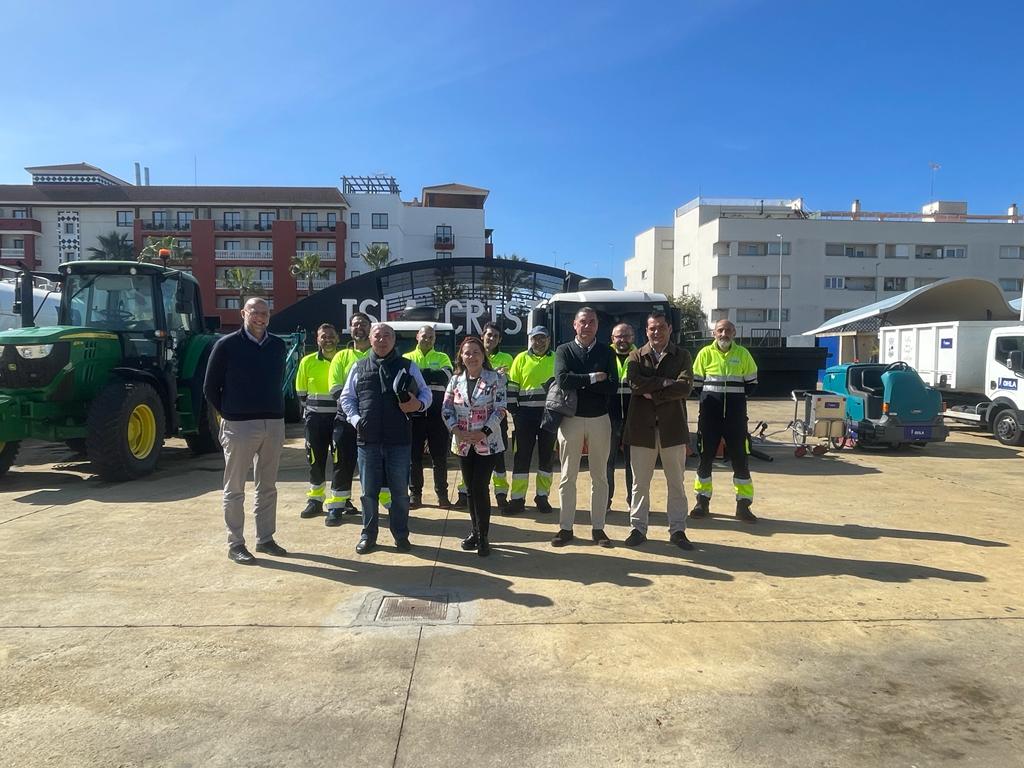 La delegación de los servicios generales de Isla Cristina y la empresa OHLA presentan la nueva maquinaria de limpieza
