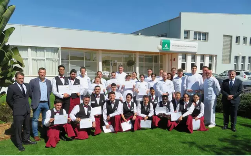 Los 30 alumnos de la Escuela de Hostelería de Islantilla obtienen sus diplomas formativos
