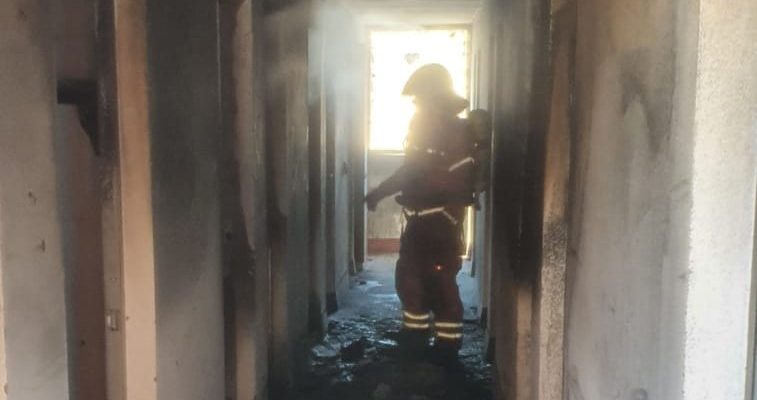 Arde varios trasteros de un bloque de viviendas de Isla Cristina