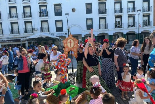 La celebración de la Cruz de mayo reúne a los pequeños de las escuelas infantiles de Isla Cristina