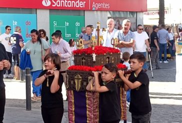 Con un colorido desfile Isla Cristina celebra la la Festividad de la Cruz de Mayo