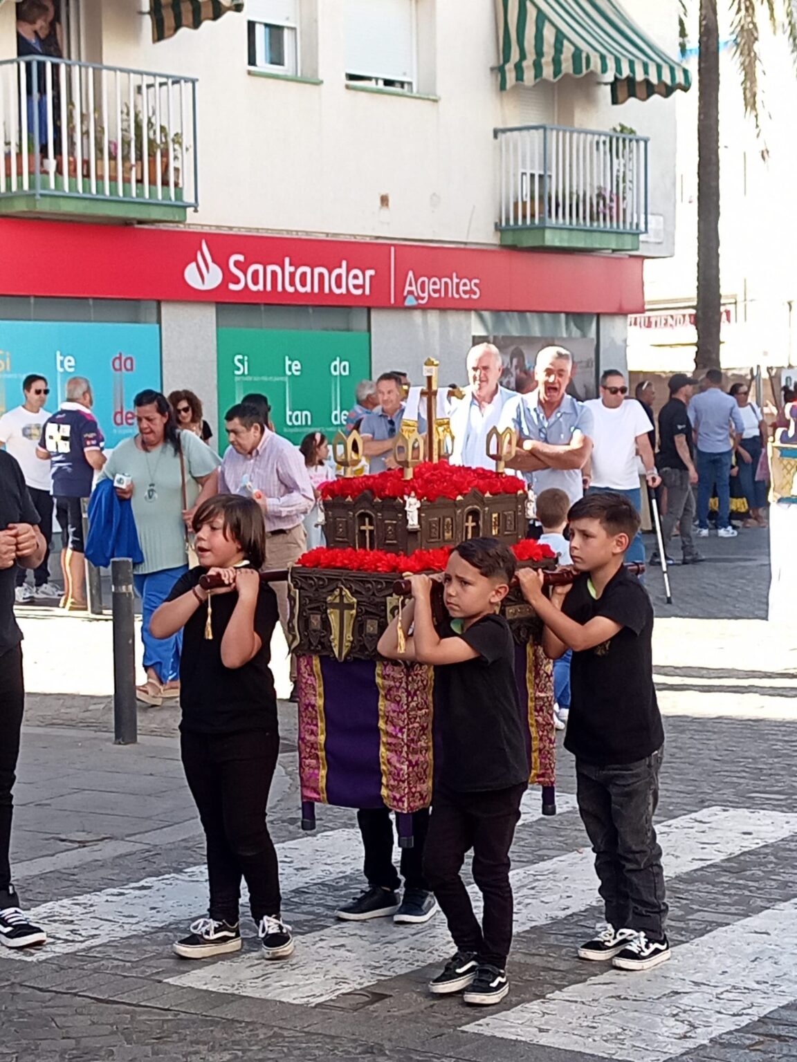 Con un colorido desfile Isla Cristina celebra la la Festividad de la Cruz de Mayo