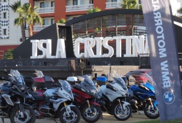 Casi mil motos BMW se dan cita en Isla Cristina, en una etapa de la 'PuntApunta' de BMW