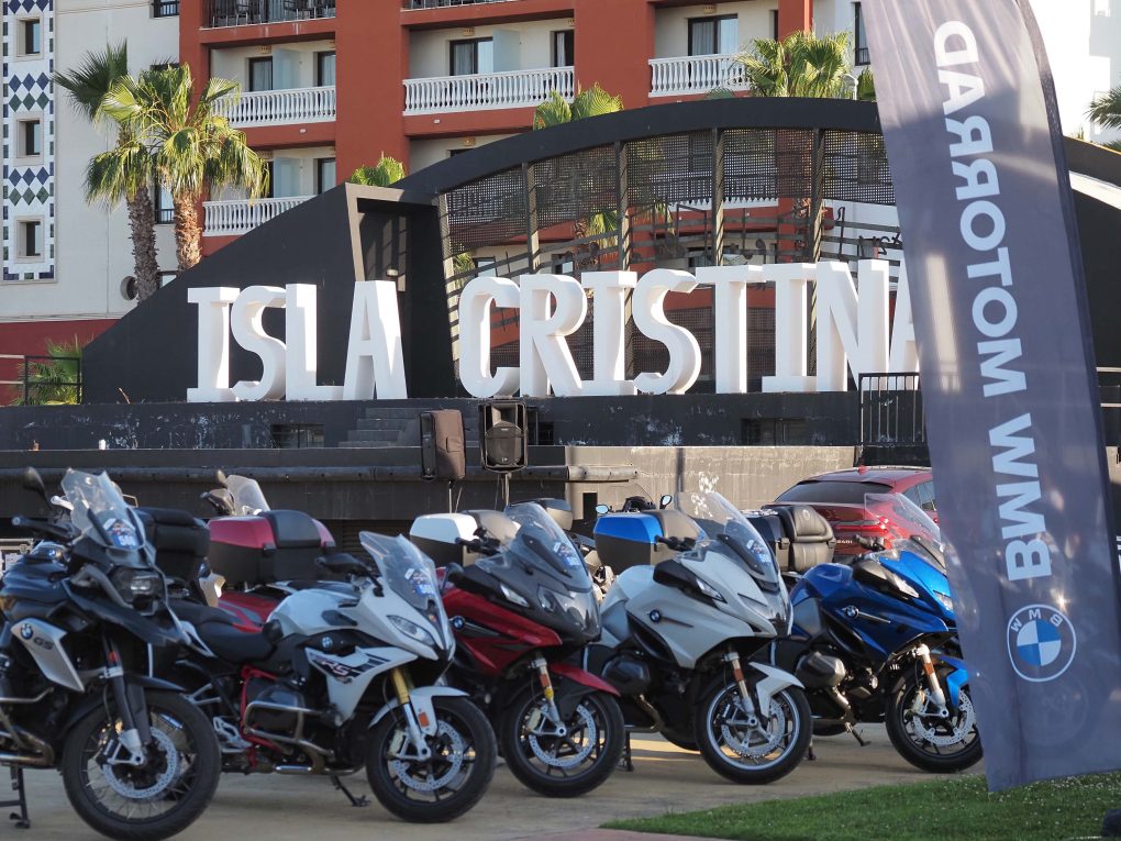 Casi mil motos BMW se dan cita en Isla Cristina, en una etapa de la ‘PuntApunta’ de BMW