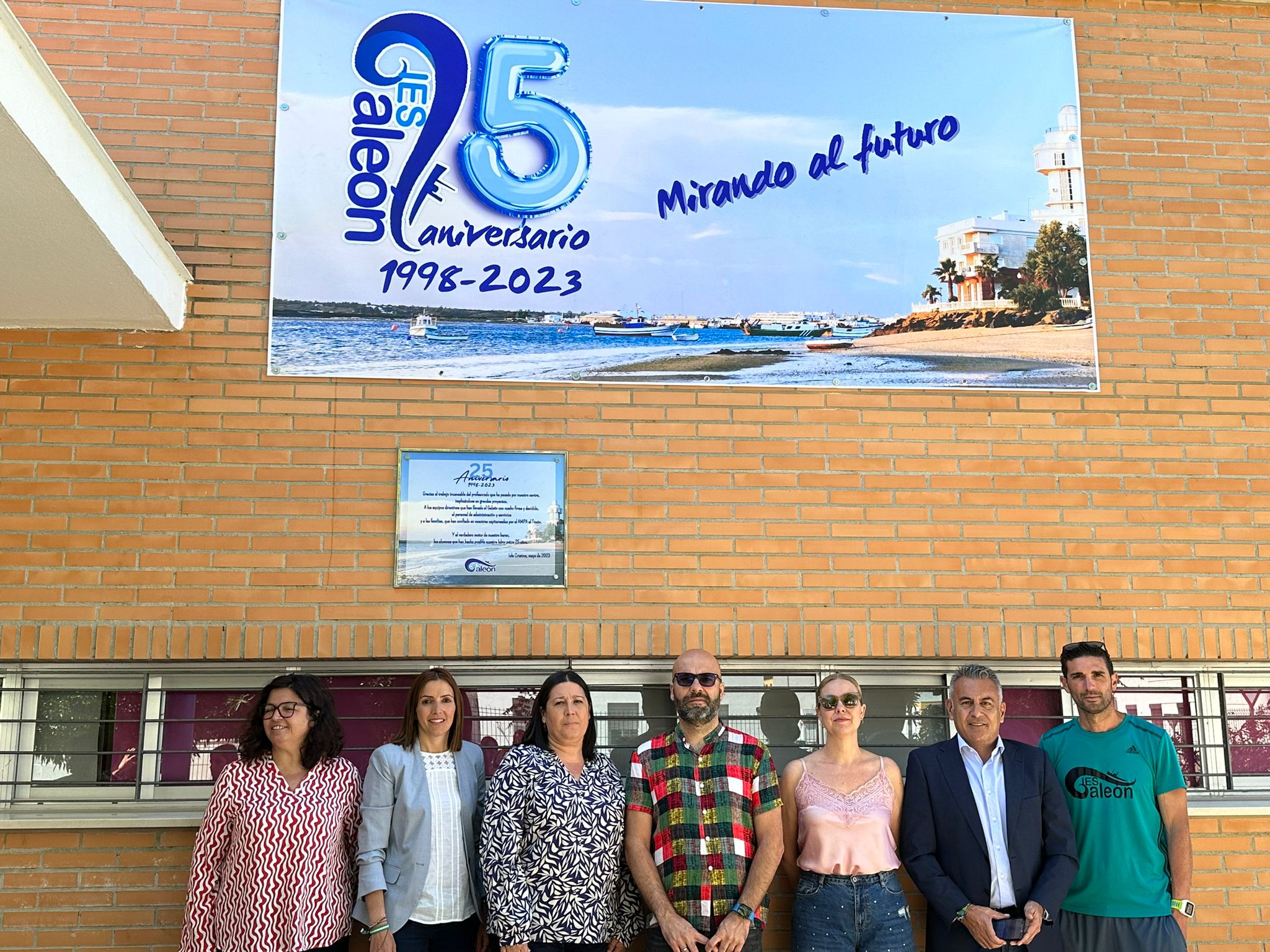 El IES Galeón de Isla Cristina coloca una placa para conmemorar su XV Aniversario