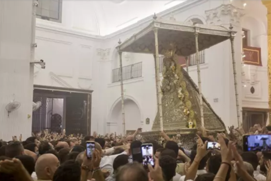 La Virgen del Rocío procesiona por la aldea almonteña tras el tradicional salto a la reja a las 02.55 horas