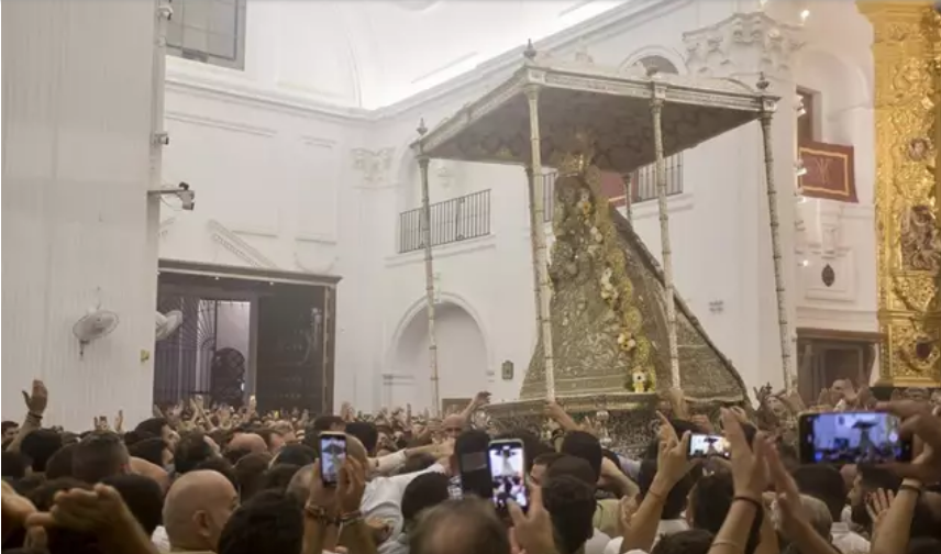 La Virgen del Rocío procesiona por la aldea almonteña tras el tradicional salto a la reja a las 02.55 horas