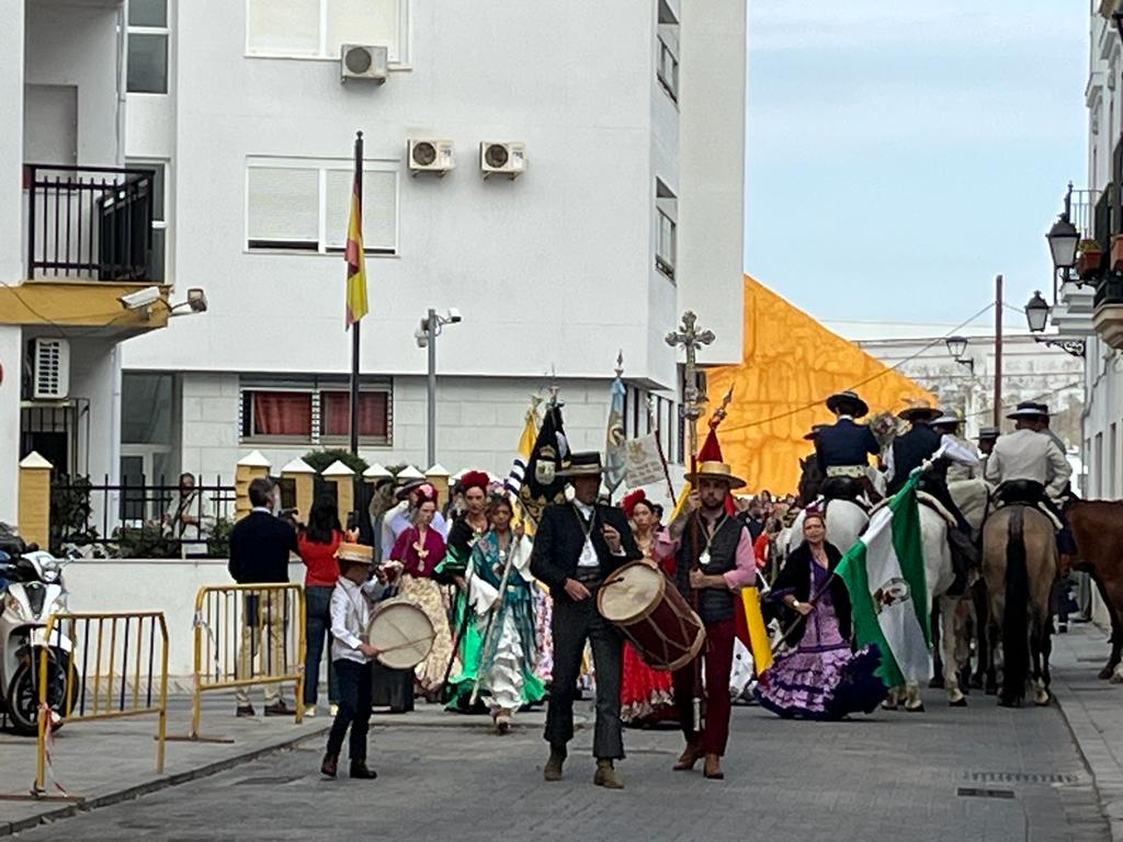 Los rocieros de Isla Cristina caminan para vivir la romería de la Blanca Paloma