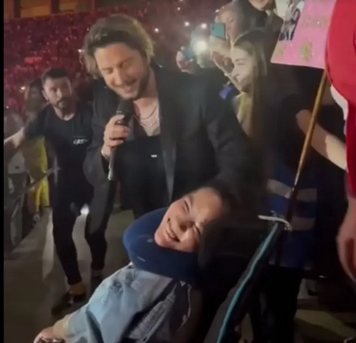 Manuel Carrasco da una tierna sorpresa a una fan con discapacidad en su concierto de Sevilla
