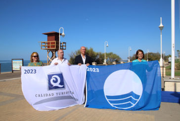 Islantilla exhibe ya sus distintivos Bandera Azul y Q de Calidad Turística en el Paseo Marítimo