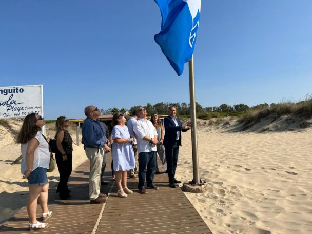Las Banderas azules de Isla Cristina ya ondean al viento en los enclaves turísticos