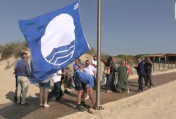 Izado de la Bandera Azul en Playa Casita Azul de Isla Cristina