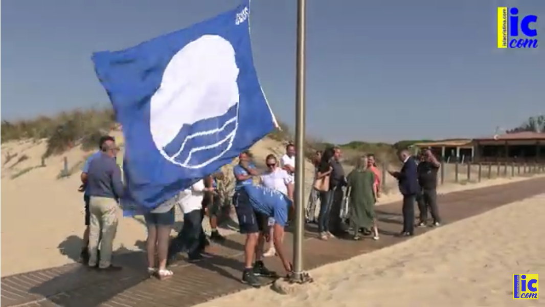 Izado de la Bandera Azul en Playa Casita Azul de Isla Cristina