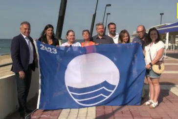 Izado de la Bandera Azul en Playa Central de Isla Cristina