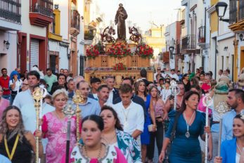 Numerosos fieles y devotos presentan en Isla Cristina sus respetos y ofrendas a San Francisco de Asís