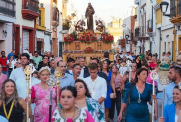 Numerosos fieles y devotos presentan en Isla Cristina sus respetos y ofrendas a San Francisco de Asís