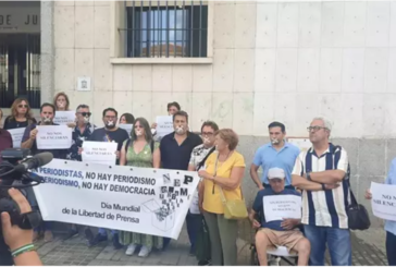 Periodistas de Huelva arropan a la compañera condenada a prisión por publicar informaciones del caso Laura Luelmo