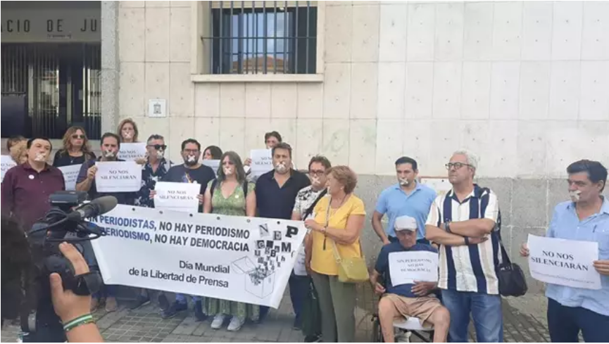 Periodistas de Huelva arropan a la compañera condenada a prisión por publicar informaciones del caso Laura Luelmo