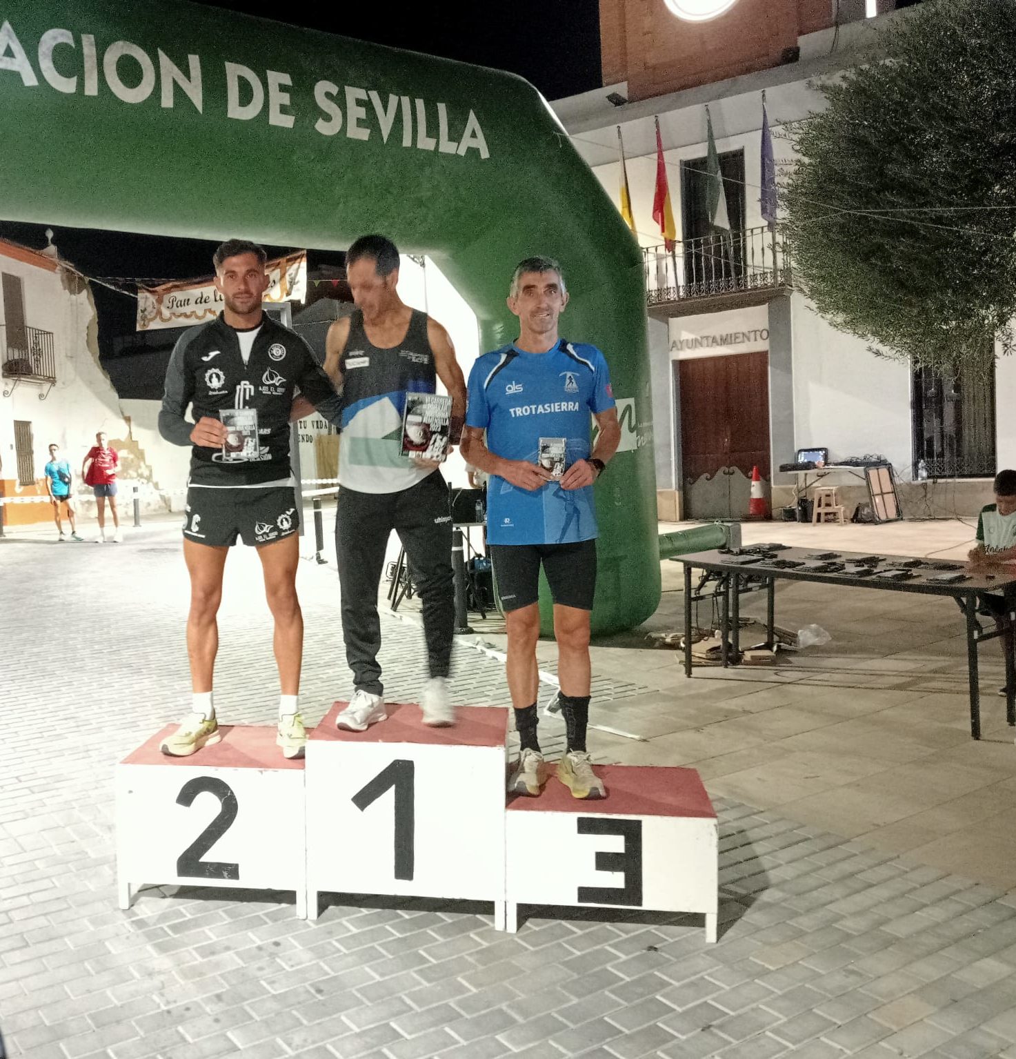 Ismael Contrera domina y “Oche” lo escolta en podio en la Carrera Nocturna de Almensilla