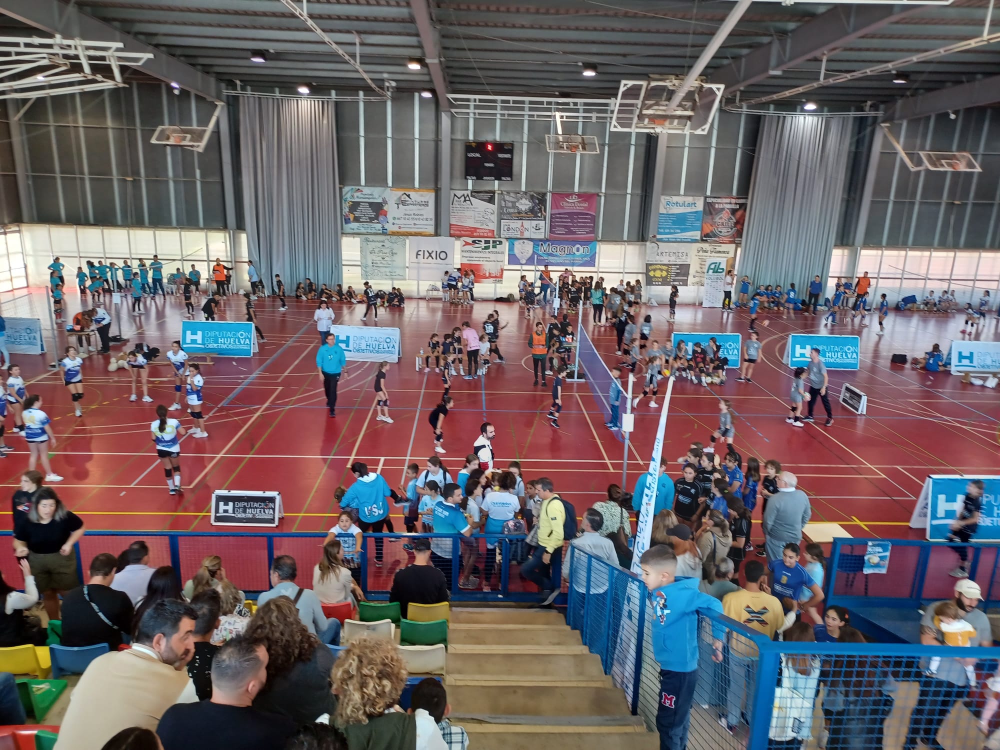 Jóvenes del Club Voleibol Isla Cristina han participado en la primera concentración de ‘La Provincia en Juego’