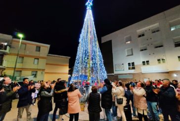 La Barriada San Francisco de Asís de Isla Cristina ya luce su árbol de Navidad