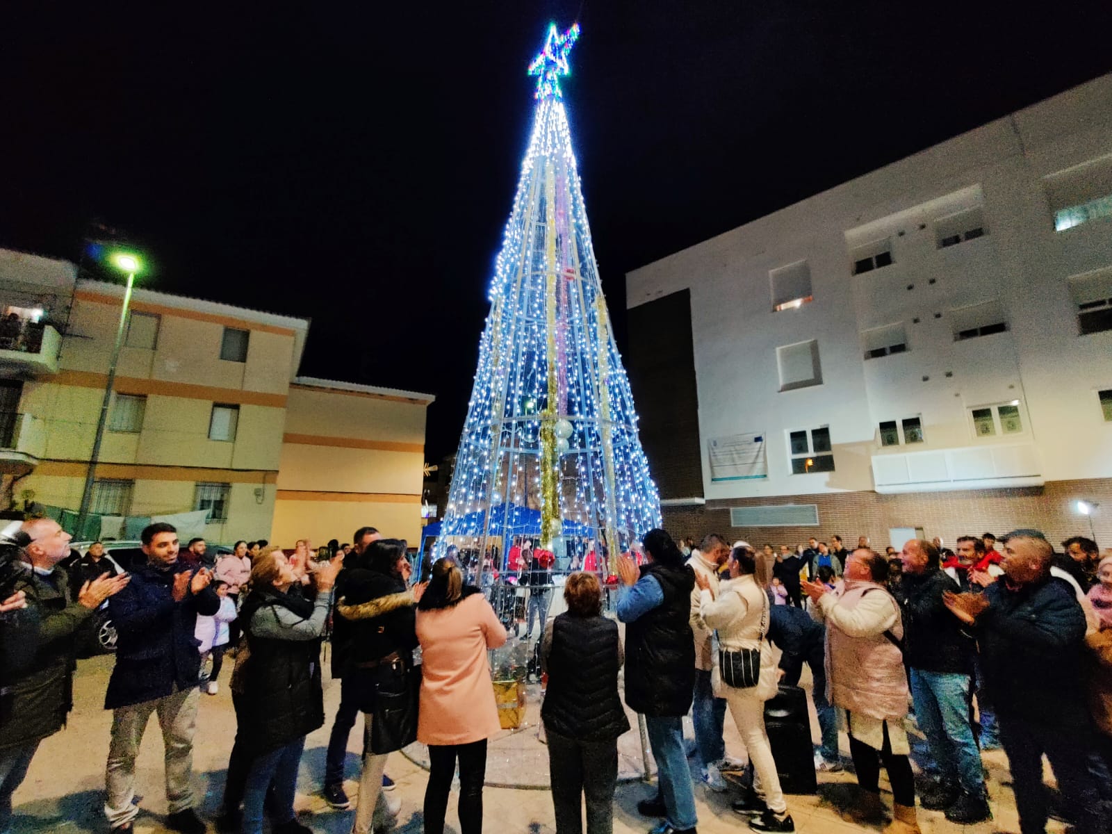 La Barriada San Francisco de Asís de Isla Cristina ya luce su árbol de Navidad
