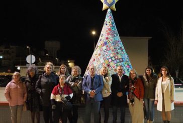 Isla Cristina ya luce el árbol de crochet elaborado por la asociación de fibromialgia, AEMFIS.