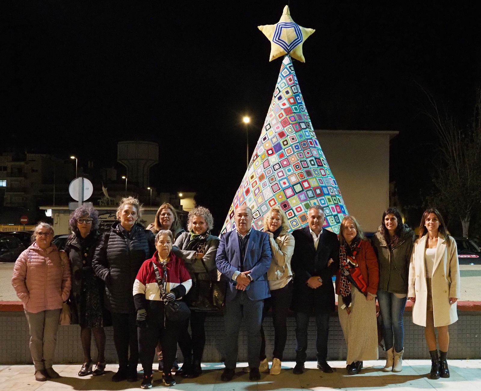Isla Cristina ya luce el árbol de crochet elaborado por la asociación de fibromialgia, AEMFIS.