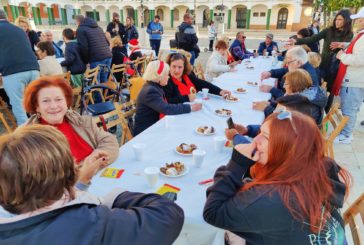 Los mayores de Isla Cristina disfrutan de una merienda navideña