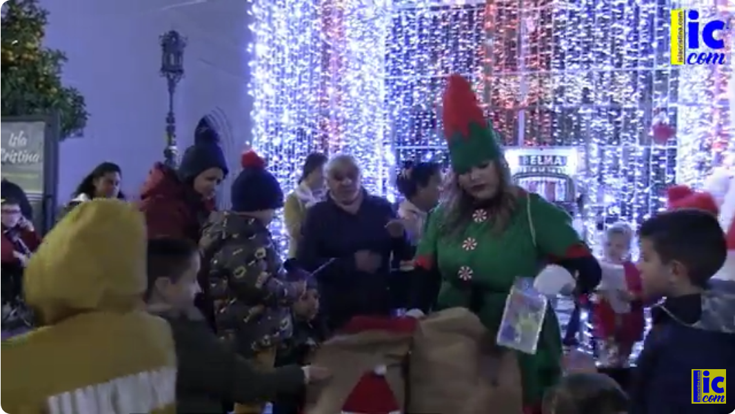 Video: Un Papá Noel Gigante y sus Elfos recorren las calles de Isla Cristina