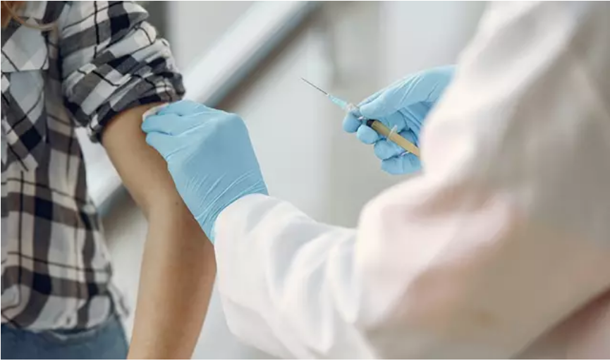 El Colegio de Médicos de Huelva recomienda la vacunación en niños ante el pico de gripe que se prevé en enero