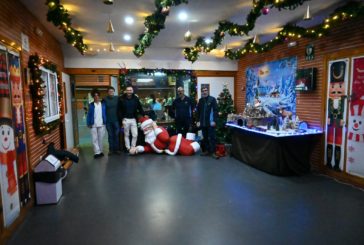 El servicio municipal de deportes decora la entrada del pabellón “Manuel López Soler” para las fiestas navideñas