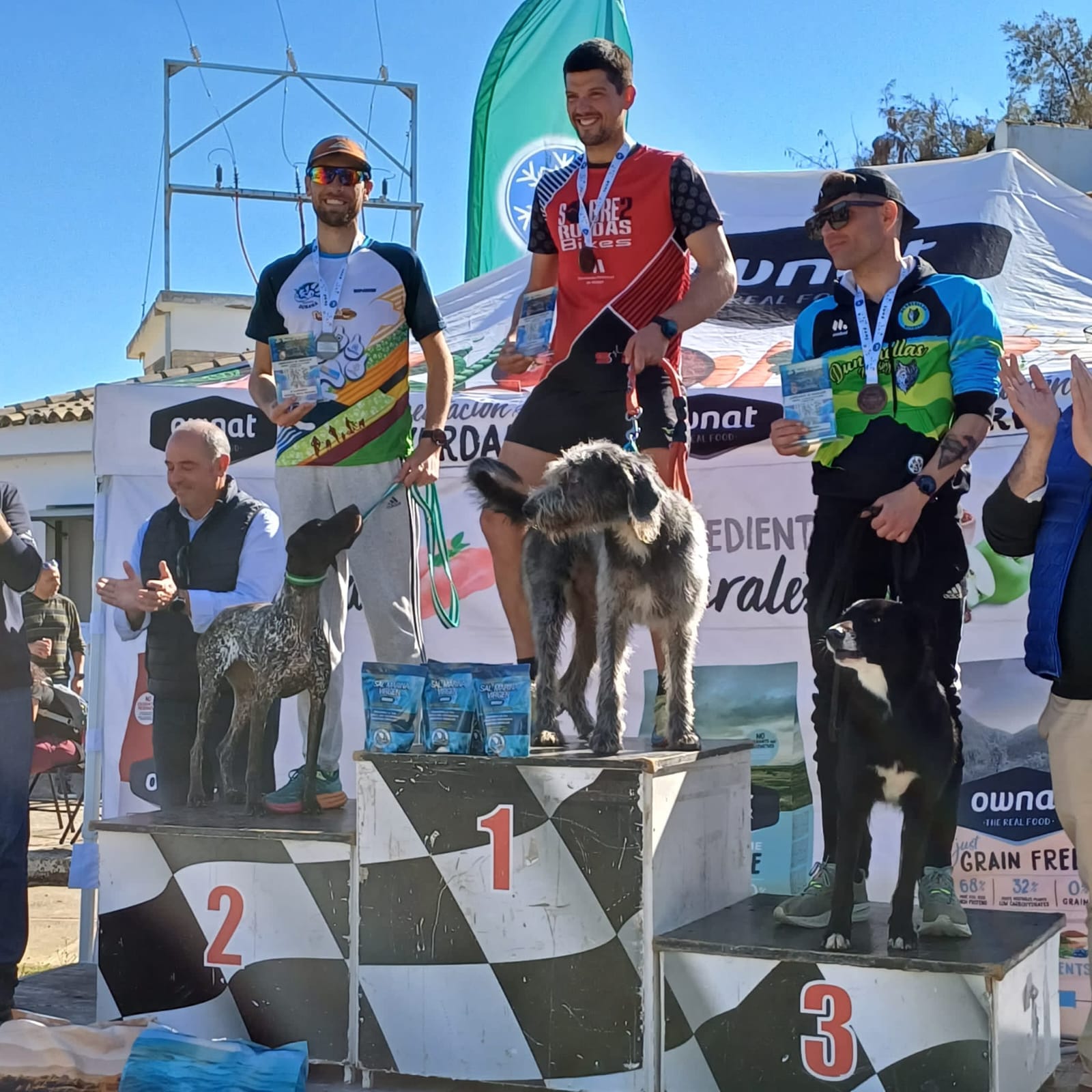 “Subcampeones” Carlos Bermúdez, Fernando Aragón y Daniel Aragón, “bronce” David Jiménez, Campeonato de Andalucía Mushing Tierra