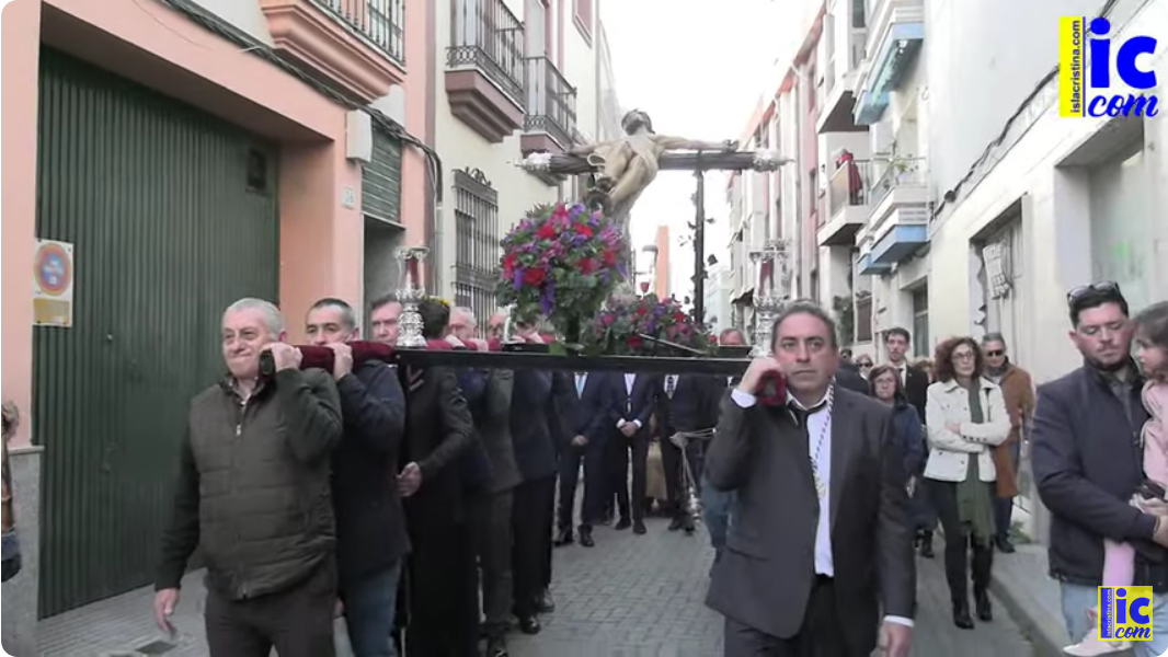 Video: Via+Crucis del Consejo Hermandades de Isla Cristina, presidido por el Cristo de La Vida.