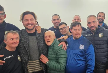 Manuel Carrasco sorprende a los jugadores del club de fútbol inclusivo de Isla Cristina