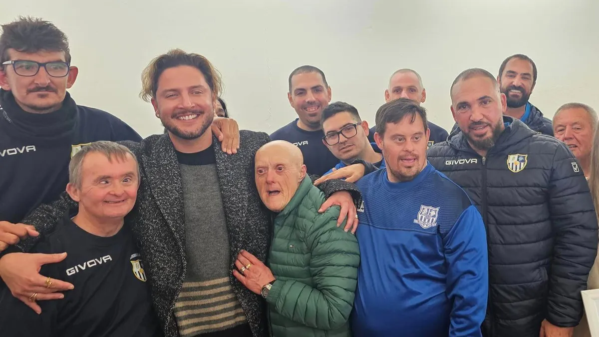 Manuel Carrasco sorprende a los jugadores del club de fútbol inclusivo de Isla Cristina