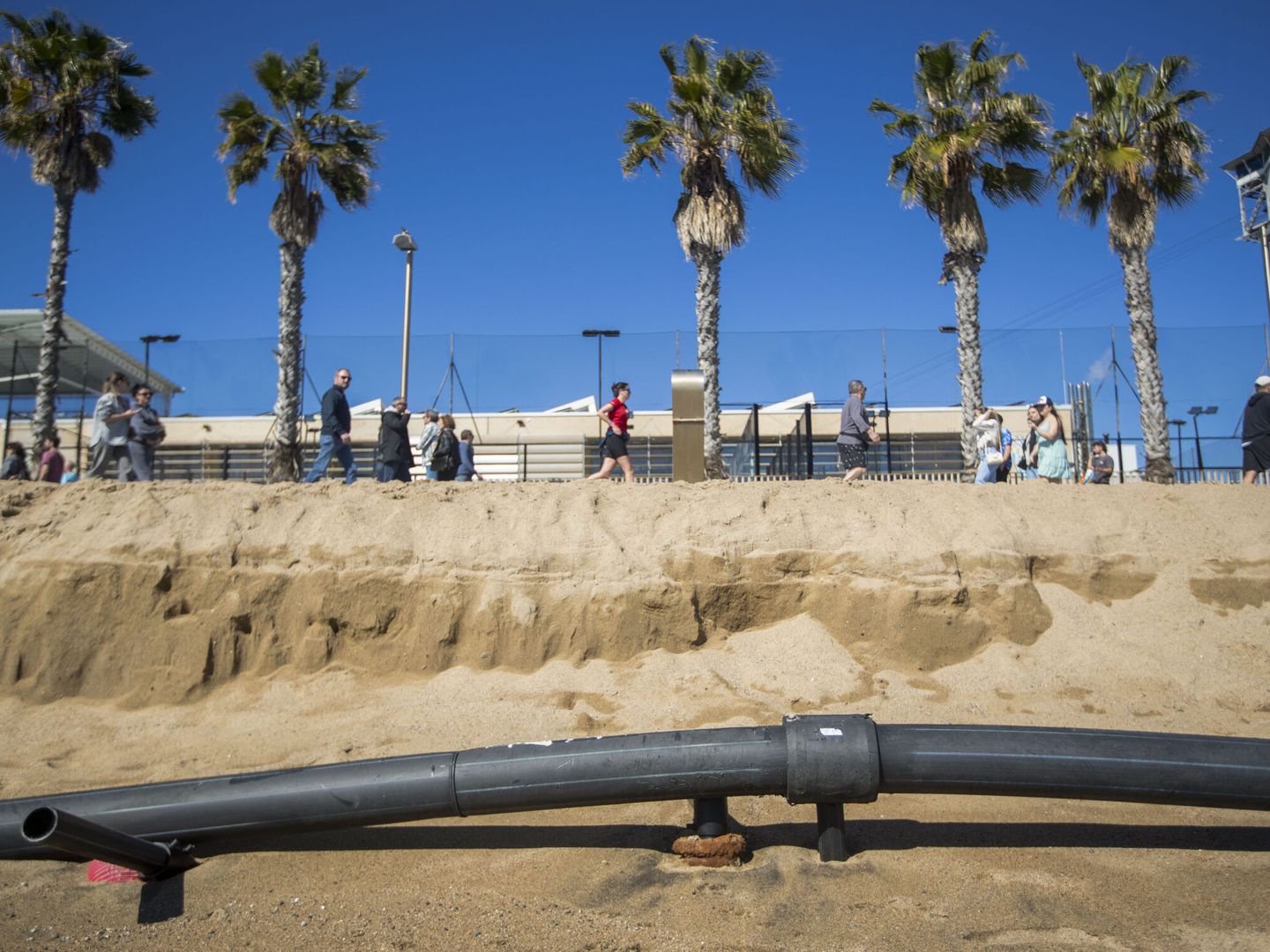 El retroceso de la playa deja tuberías al aire en Barcelona. (EFE/Marta Pérez) 