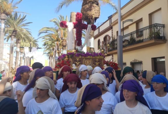 Isla Cristina celebra con un desfile la festividad de la Cruz de Mayo