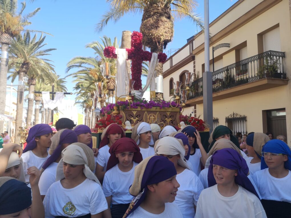 Isla Cristina celebra con un desfile la festividad de la Cruz de Mayo