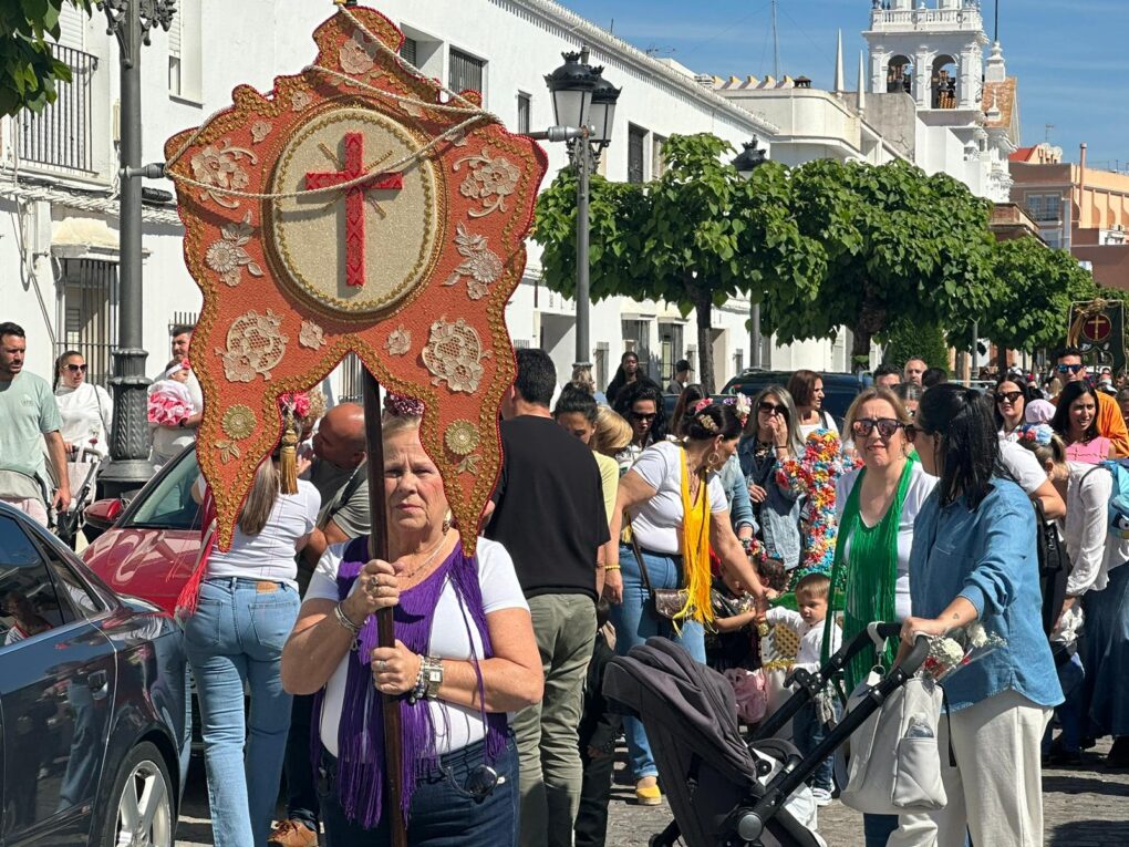 Los pequeños de las escuelas infantiles de Isla Cristina celebran la festividad de la cruz con un colorido desfile