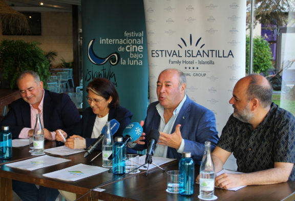 Renovación del convenio entre RTVA y el Festival Internacional de Cine bajo la Luna de Islantilla