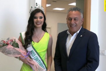 Recepción de Jenaro Orta, Alcalde de Isla Cristina, a Gisela Toscano, Miss Continental Andalucía