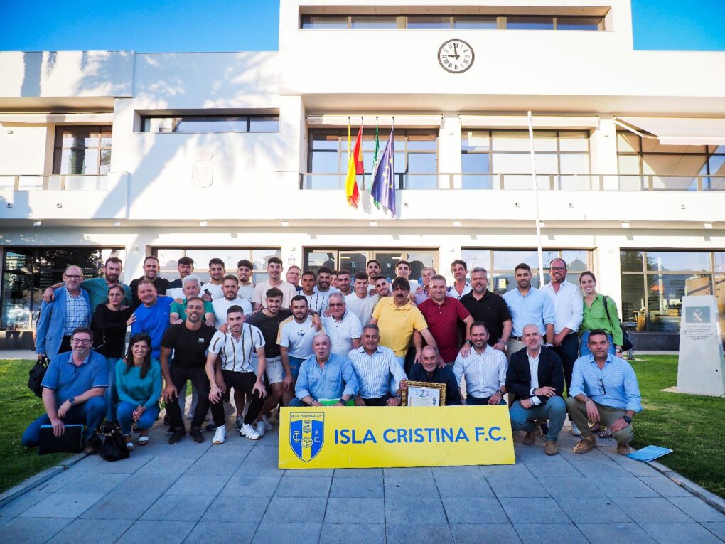 La corporación municipal recibe al Isla Cristina FC tras su ascenso a la División de Honor Andaluza